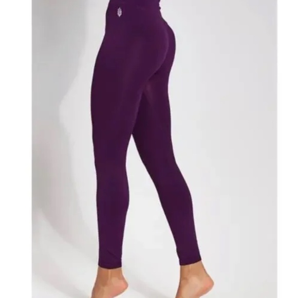Free People Good Karma HR 7/8 Legging in Eggplant sz XS/S NWOT - Picture 11 of 13